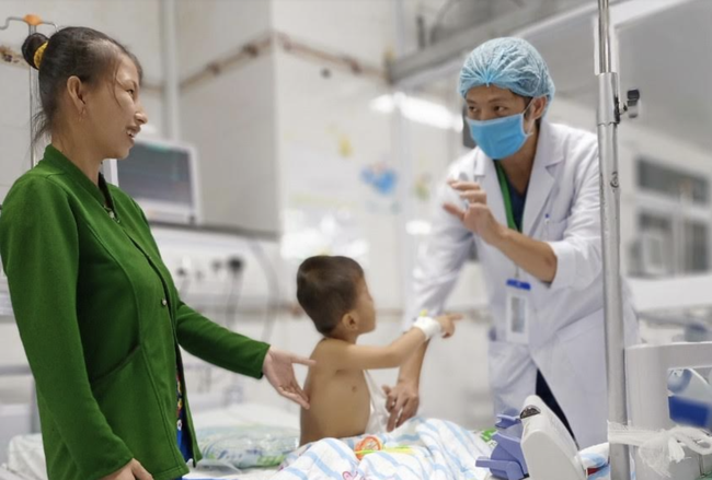 Kinh hoàng: Bé trai 3 tuổi bị ngã cầu tõm suýt phải cắt bỏ tay, chịu cảnh tàn phế suốt đời-4