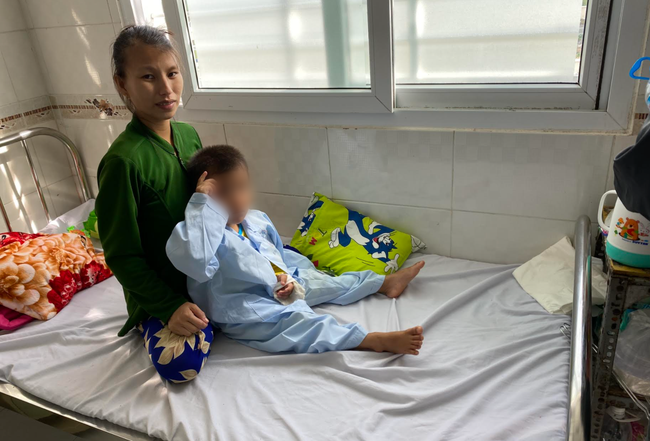 Kinh hoàng: Bé trai 3 tuổi bị ngã cầu tõm suýt phải cắt bỏ tay, chịu cảnh tàn phế suốt đời-5
