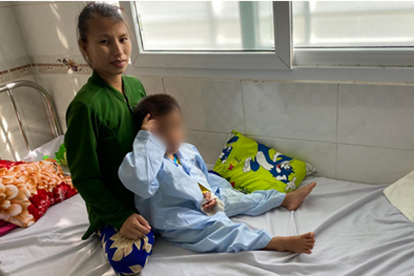 Cười xỉu cảnh bé trai đang đi thì bị mương nước chạy ẩu ngã vào người, được bà rửa cho vẫn còn tủi thân mếu máo-5