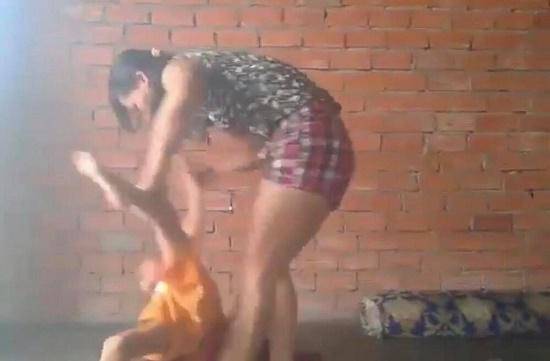 Lời khai sốc của người phụ nữ bóp cổ, đánh đập bé trai dã man ở Bình Dương-1