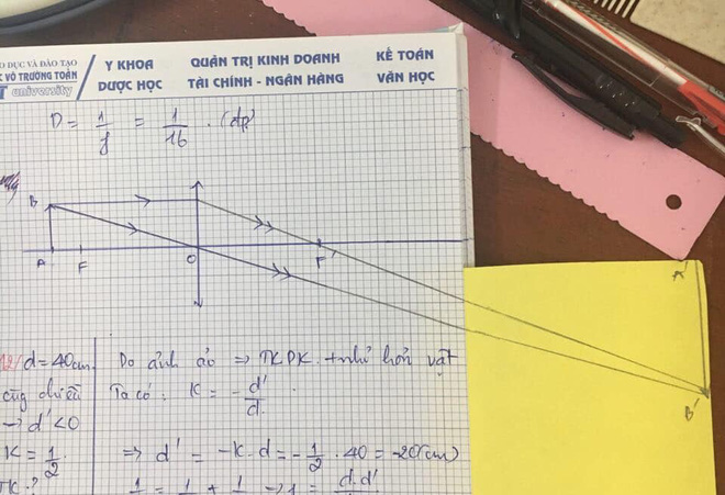 Khi hết bảng mà cô giáo lại yêu cầu vẽ hình đúng tỉ lệ, nam sinh có nước đi bá đạo khiến ai nấy ngỡ ngàng-3