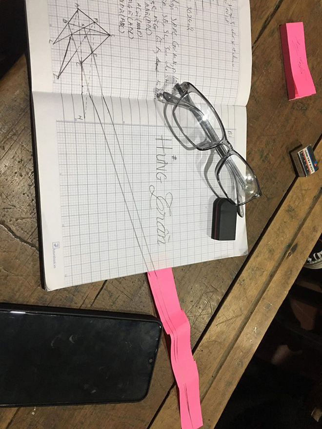 Khi hết bảng mà cô giáo lại yêu cầu vẽ hình đúng tỉ lệ, nam sinh có nước đi bá đạo khiến ai nấy ngỡ ngàng-5