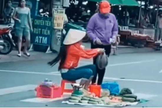 Người phụ nữ ngồi trên vạch kẻ đường bán rau gây bức xúc, hành động của người đi đường mới bất ngờ