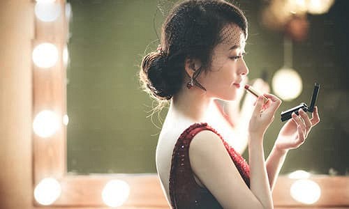 Lần đầu tiên đưa vợ đi ăn tiệc công ty, tôi phải trốn vào nhà vệ sinh để bớt xấu hổ-1