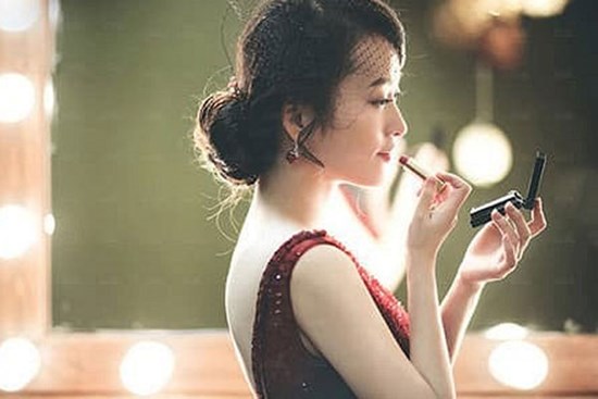 Lần đầu tiên đưa vợ đi ăn tiệc công ty, tôi phải trốn vào nhà vệ sinh để bớt xấu hổ
