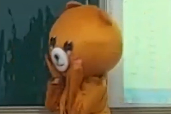 Muôn kiểu ôn thi bá đạo: Tài liệu chất đống, cứ phải sách một bên người một bên mới yên tâm đi ngủ-6