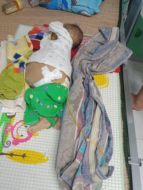 Bức thư đẫm nước mắt của người cha là giáo viên gửi con trai 9 tháng tuổi, cái bụng chực nổ tung vì căn bệnh hiểm nghèo-1