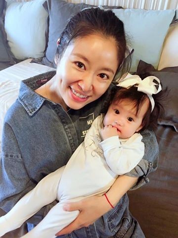Khoe quà sinh nhật tặng con gái, Lâm Tâm Như bị so sánh không khéo nuôi dạy con bằng bạn thân Triệu Vy-1