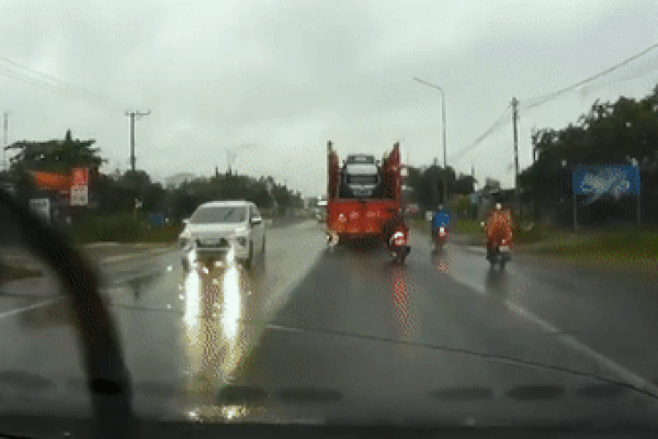 Xe máy vượt ẩu bị xe khách giường nằm đâm văng