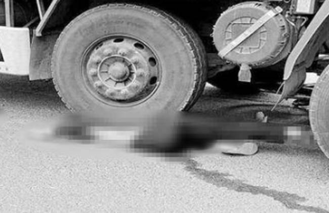 Thanh niên đi xe máy ngã xuống đường đúng lúc xe tải chạy qua, khoảnh khắc sau đó khiến tất cả kinh hãi-3