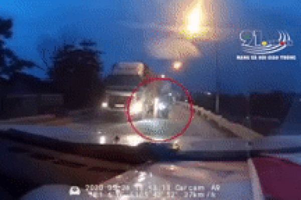 Thanh niên đi xe máy ngã xuống đường đúng lúc xe tải chạy qua, khoảnh khắc sau đó khiến tất cả kinh hãi