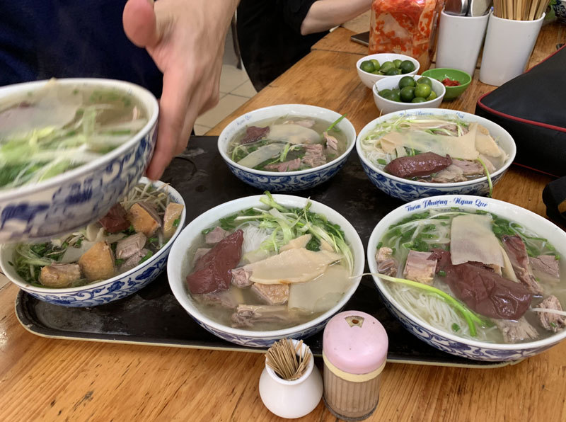 Cơm bụi, bún đậu đồng loạt tăng giá, nghịch lý càng ế càng đắt-2