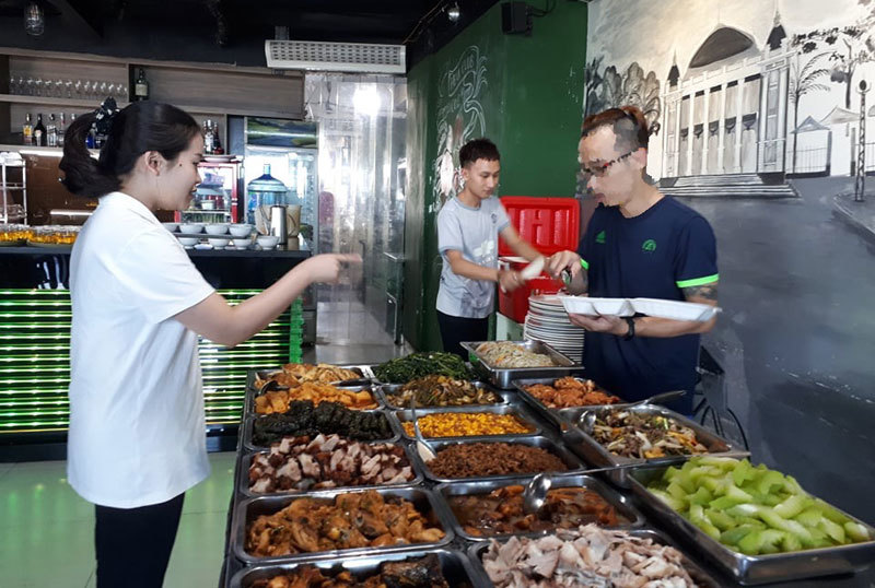 Cơm bụi, bún đậu đồng loạt tăng giá, nghịch lý càng ế càng đắt-3