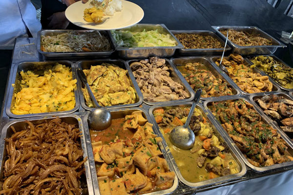 Hà Nội: Tranh cãi suất cơm bụi giá 160.000 đồng ở cổng bệnh viện Bạch Mai-3