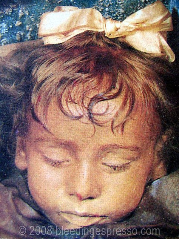 Bí ẩn xác ướp bé gái xinh xắn được ví như phiên bản thật của Công chúa ngủ trong rừng, 100 năm tuổi vẫn còn chớp mắt-1