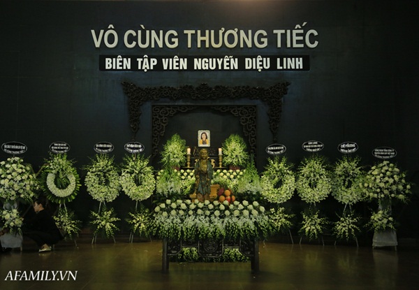 Dòng người xếp hàng chờ vào gặp MC Diệu Linh lần cuối, bố mẹ của nữ MC vẫn bàng hoàng, ôm di hài con gái khóc nghẹn-1