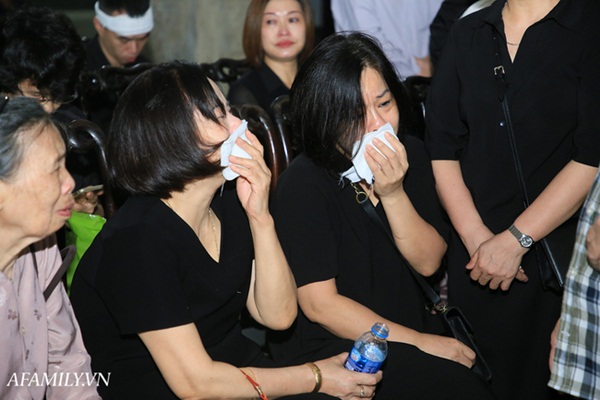 Dòng người xếp hàng chờ vào gặp MC Diệu Linh lần cuối, bố mẹ của nữ MC vẫn bàng hoàng, ôm di hài con gái khóc nghẹn-2
