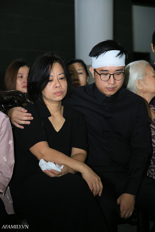 Dòng người xếp hàng chờ vào gặp MC Diệu Linh lần cuối, bố mẹ của nữ MC vẫn bàng hoàng, ôm di hài con gái khóc nghẹn-3