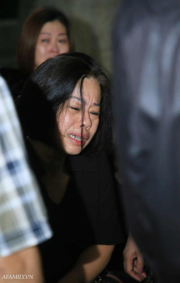 Dòng người xếp hàng chờ vào gặp MC Diệu Linh lần cuối, bố mẹ của nữ MC vẫn bàng hoàng, ôm di hài con gái khóc nghẹn-5