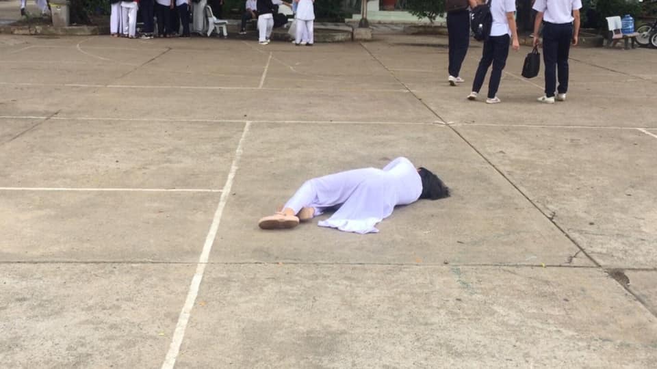 Nữ sinh nằm ngất xỉu giữa sân trường, cứ ngỡ bệnh nặng, hóa ra do cô nàng trót tuyên bố với bạn bè 1 câu lầy lội như này-1