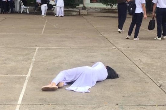 Nữ sinh nằm ngất xỉu giữa sân trường, cứ ngỡ bệnh nặng, hóa ra do cô nàng trót tuyên bố với bạn bè 1 câu lầy lội như này