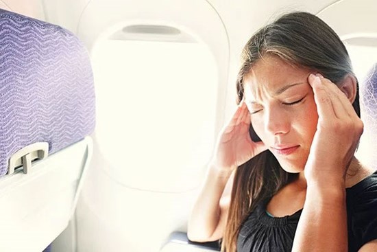 Chị em hay bị ù tai khi đi máy bay hãy học ngay mẹo này