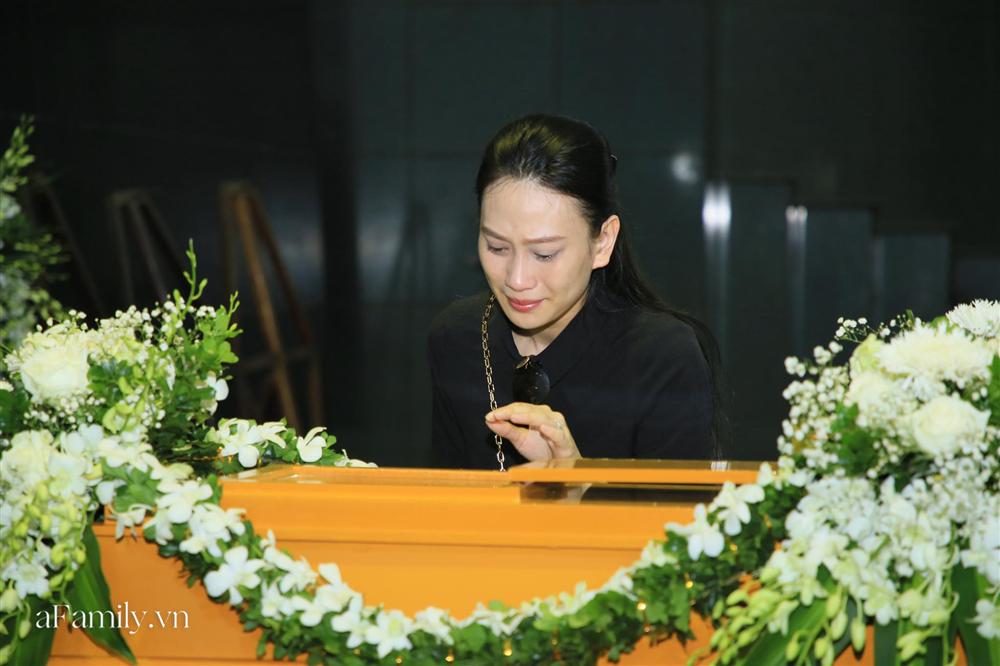 Dòng người xếp hàng chờ vào gặp MC Diệu Linh lần cuối, bố mẹ của nữ MC vẫn bàng hoàng, ôm di hài con gái khóc nghẹn-11
