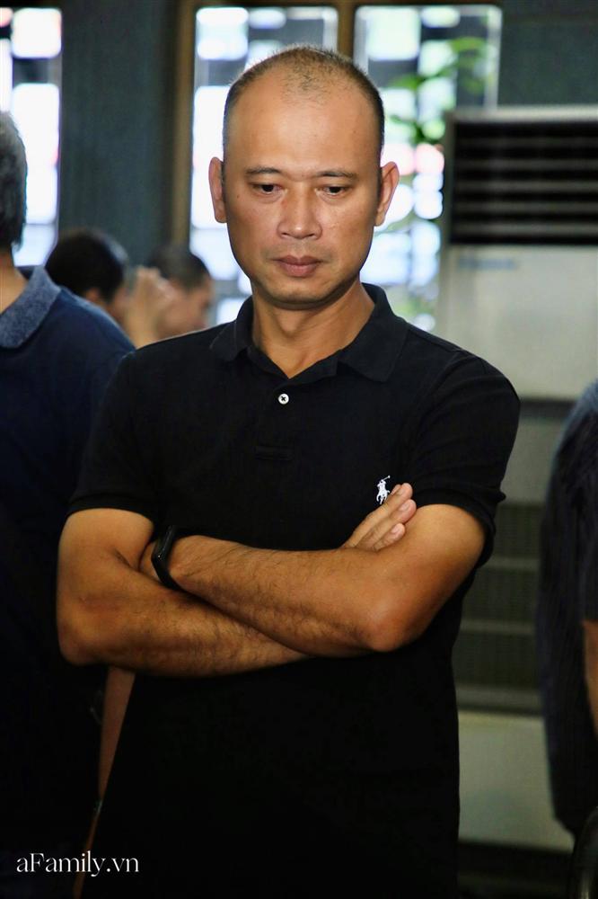 Dòng người xếp hàng chờ vào gặp MC Diệu Linh lần cuối, bố mẹ của nữ MC vẫn bàng hoàng, ôm di hài con gái khóc nghẹn-15