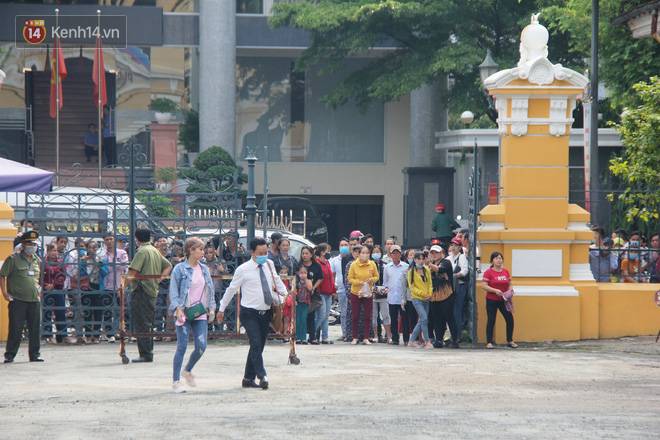 Xét xử sơ thẩm Phúc XO cùng 12 đồng phạm: Bị cáo Phúc thừa nhận thu lợi 600 triệu đồng nhưng vẫn có phần oan uổng-5