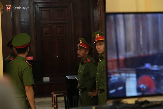 Xét xử sơ thẩm Phúc XO cùng 12 đồng phạm: Bị cáo Phúc thừa nhận thu lợi 600 triệu đồng nhưng vẫn có phần oan uổng-7