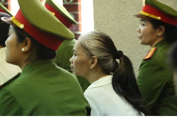 Bùi Thị Kim Thu bất ngờ đánh lén một bị cáo tại phiên tòa xử phúc thẩm vụ nữ sinh giao gà-2