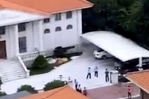 Ngôi nhà kỳ lạ thường xuyên phát ra tiếng thét từ dưới hầm sâu khiến cặp vợ chồng phải bỏ của chạy lấy người-5