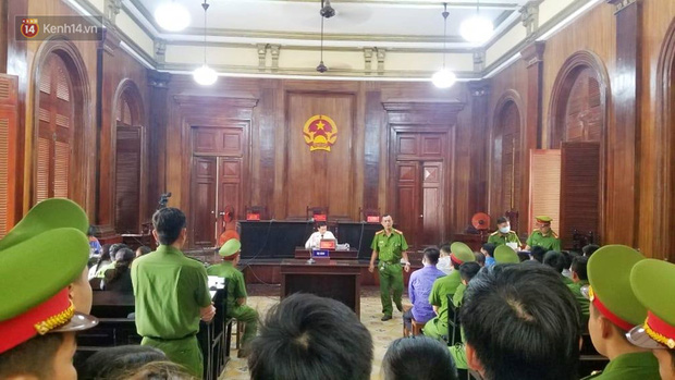 Xét xử sơ thẩm Phúc XO cùng 12 đồng phạm: Bị cáo Phúc thừa nhận thu lợi 600 triệu đồng nhưng vẫn có phần oan uổng-9