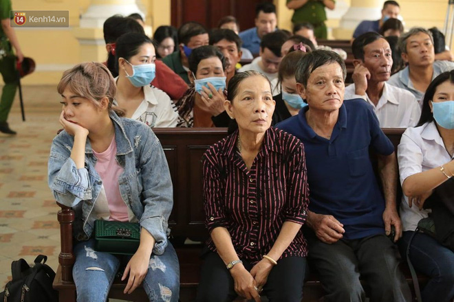 Xét xử sơ thẩm Phúc XO cùng 12 đồng phạm: Bị cáo Phúc thừa nhận thu lợi 600 triệu đồng nhưng vẫn có phần oan uổng-12