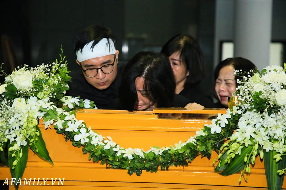 Lễ viếng nữ MC Diệu Linh vừa kết thúc, người mẹ đứng không vững khi nhìn thấy di hài con gái được đưa ra xe-1