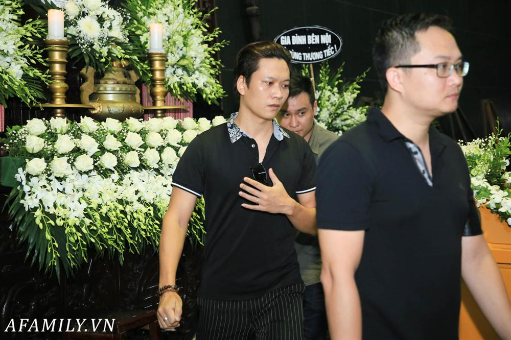 Lễ viếng nữ MC Diệu Linh vừa kết thúc, người mẹ đứng không vững khi nhìn thấy di hài con gái được đưa ra xe-2