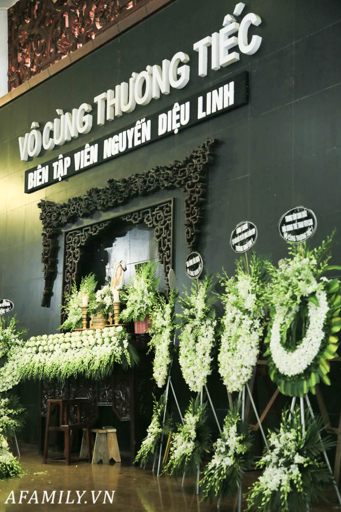 Lễ viếng nữ MC Diệu Linh vừa kết thúc, người mẹ đứng không vững khi nhìn thấy di hài con gái được đưa ra xe-3