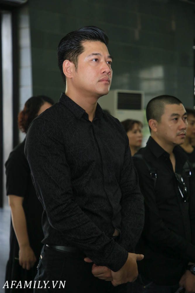 Lễ viếng nữ MC Diệu Linh vừa kết thúc, người mẹ đứng không vững khi nhìn thấy di hài con gái được đưa ra xe-4