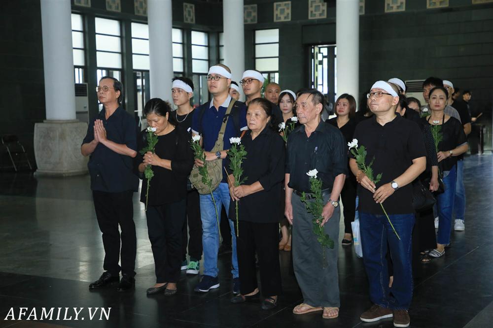 Lễ viếng nữ MC Diệu Linh vừa kết thúc, người mẹ đứng không vững khi nhìn thấy di hài con gái được đưa ra xe-6