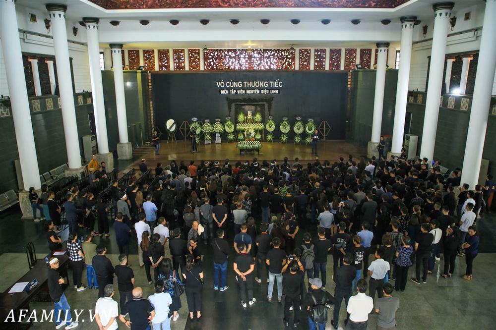 Lễ viếng nữ MC Diệu Linh vừa kết thúc, người mẹ đứng không vững khi nhìn thấy di hài con gái được đưa ra xe-7