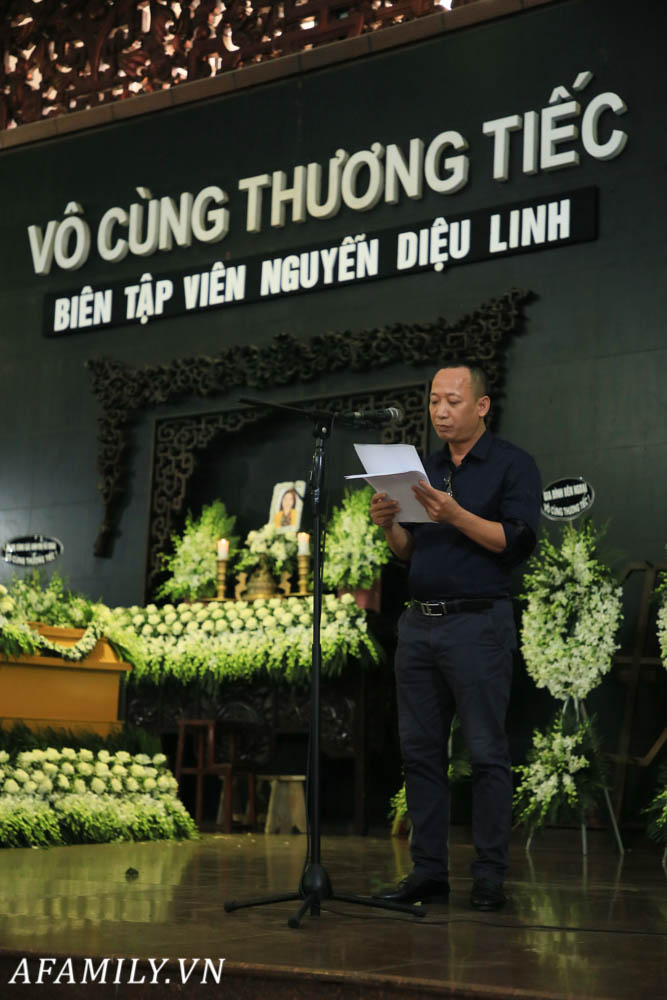 Lễ viếng nữ MC Diệu Linh vừa kết thúc, người mẹ đứng không vững khi nhìn thấy di hài con gái được đưa ra xe-8