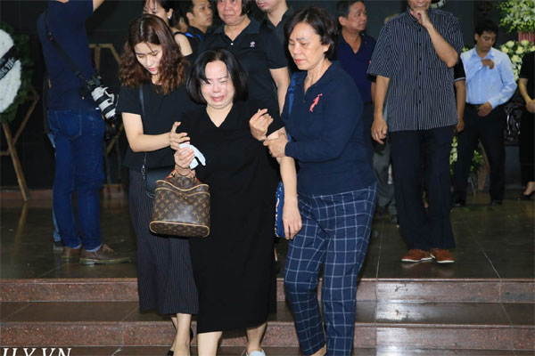 Những hình ảnh vô cùng xúc động của mẹ cố MC Diệu Linh bên di quan con gái: Trái tim người mẹ đau đớn tận cùng khi con ra đi chưa tròn 30 tuổi-8