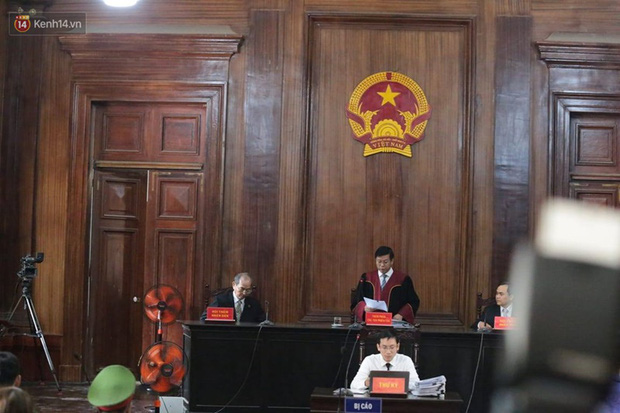 Xét xử sơ thẩm Phúc XO cùng 12 đồng phạm: Bị cáo Phúc thừa nhận thu lợi 600 triệu đồng nhưng vẫn có phần oan uổng-17