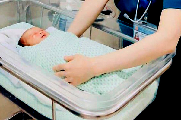 Bé sơ sinh bị bỏ rơi dưới hố ga ở Hà Nội suy đa tạng-1