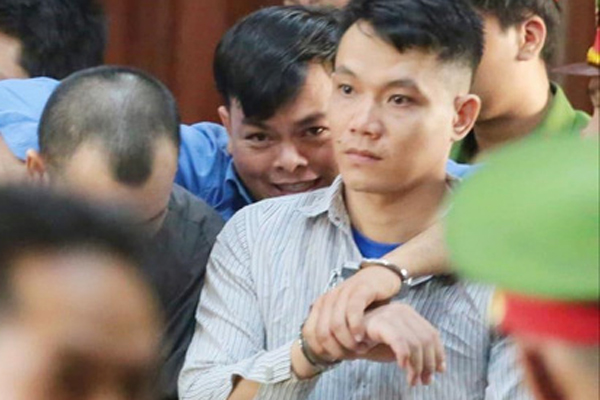 Choáng với tiết lộ từ nữ nhân viên rót bia trong quán karaoke do Phúc XO làm chủ-2