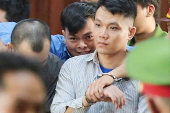 Xét xử sơ thẩm Phúc XO cùng 12 đồng phạm: Bị cáo Phúc thừa nhận thu lợi 600 triệu đồng nhưng vẫn có phần