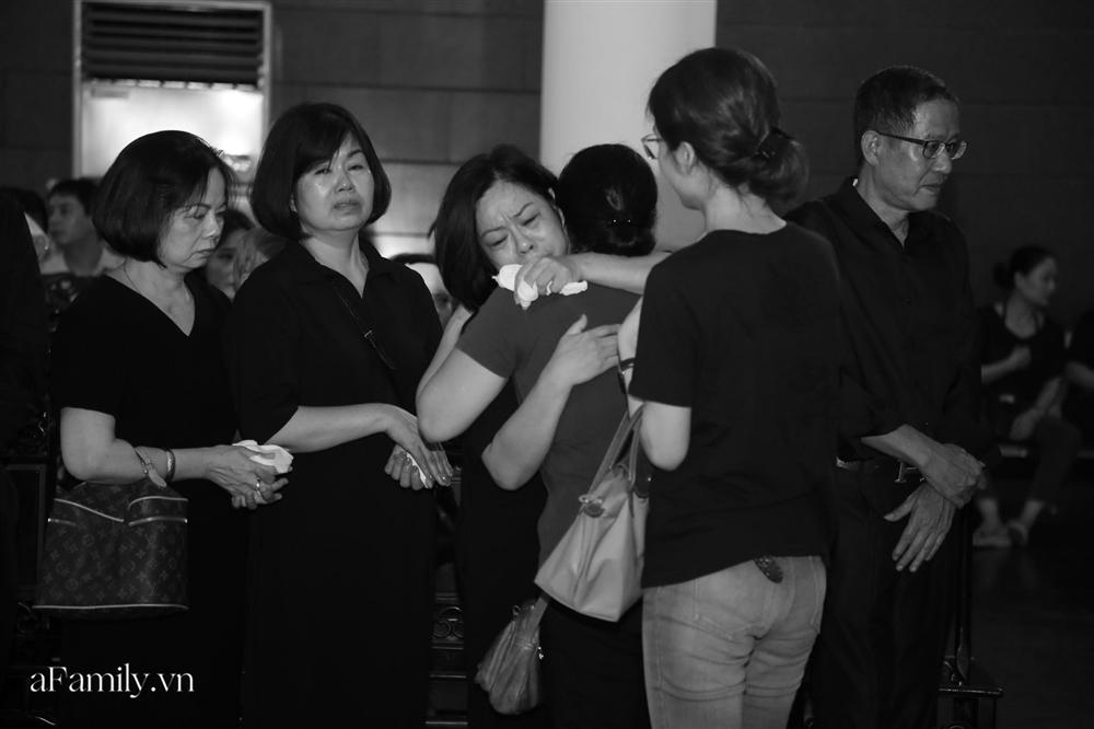 Những hình ảnh vô cùng xúc động của mẹ cố MC Diệu Linh bên di quan con gái: Trái tim người mẹ đau đớn tận cùng khi con ra đi chưa tròn 30 tuổi-1