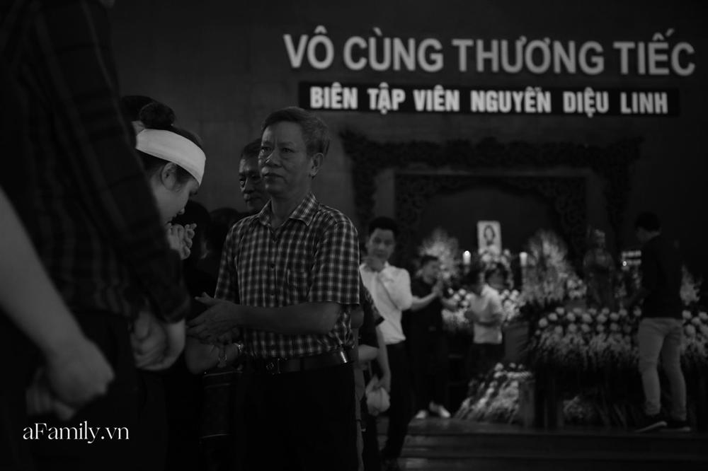 Những hình ảnh vô cùng xúc động của mẹ cố MC Diệu Linh bên di quan con gái: Trái tim người mẹ đau đớn tận cùng khi con ra đi chưa tròn 30 tuổi-2