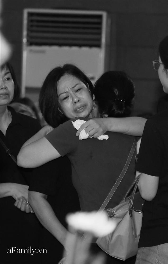 Những hình ảnh vô cùng xúc động của mẹ cố MC Diệu Linh bên di quan con gái: Trái tim người mẹ đau đớn tận cùng khi con ra đi chưa tròn 30 tuổi-3