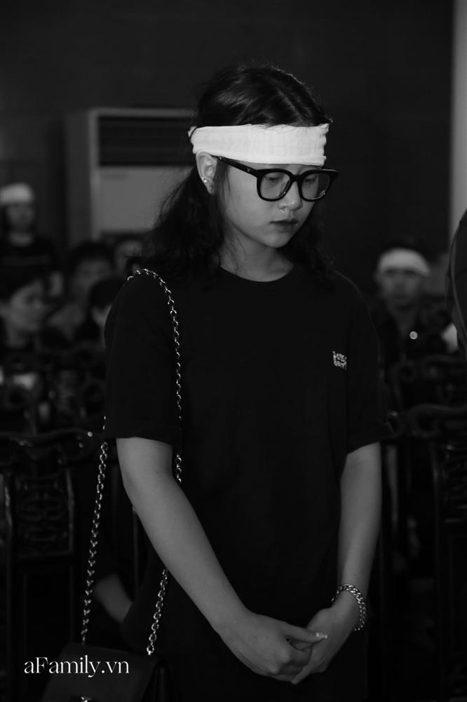 Những hình ảnh vô cùng xúc động của mẹ cố MC Diệu Linh bên di quan con gái: Trái tim người mẹ đau đớn tận cùng khi con ra đi chưa tròn 30 tuổi-5